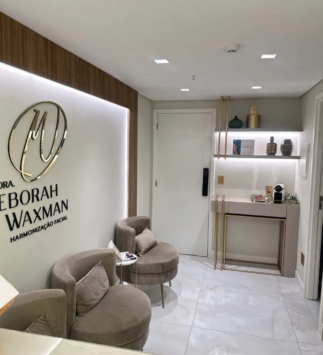 Recepção da clínica, com a marca Dra. Deborah Waxman em destaque
