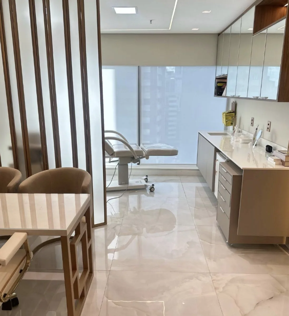 Sala de procedimento da clínica, com vista para a cidade